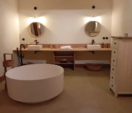 Sanitaire : pose équipements salle de bain avec baignoire ronde Sanitaire : pose équipements salle de bain avec baignoire ronde